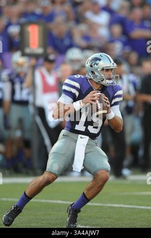 30. August 2014 - Manhattan, Kansas, USA - 30. August 2014: Kansas State Wildcats Quarterback Jake Waters (15) in Aktion während des NCAA Football Spiels zwischen Stephen F. Austin und Kansas State; im Bill Snyder Family Stadium in Manhattan, Kansas. Kendall Shaw/CSM(Bild: © Kendall Shaw/Cal Sport Media/ZUMAPRESS.com) Stockfoto