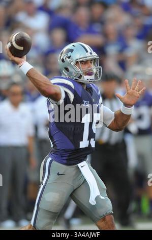 30. August 2014 - Manhattan, Kansas, USA - 30. August 2014: Kansas State Wildcats Quarterback Jake Waters (15) in Aktion während des NCAA Football Spiels zwischen Stephen F. Austin und Kansas State; im Bill Snyder Family Stadium in Manhattan, Kansas. Kendall Shaw/CSM(Bild: © Kendall Shaw/Cal Sport Media/ZUMAPRESS.com) Stockfoto