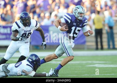 30. August 2014 - Manhattan, Kansas, USA - 30. August 2014: Kansas State Wildcats Quarterback Jake Waters (15) spielt während des NCAA Football-Spiels zwischen Stephen F. Austin und Kansas State im Bill Snyder Family Stadium in Manhattan, Kansas. Kendall Shaw/CSM(Bild: © Kendall Shaw/Cal Sport Media/ZUMAPRESS.com) Stockfoto