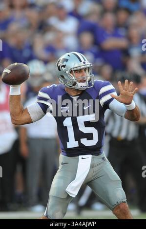 30. August 2014 - Manhattan, Kansas, USA - 30. August 2014: Kansas State Wildcats Quarterback Jake Waters (15) in Aktion während des NCAA Football Spiels zwischen Stephen F. Austin und Kansas State; im Bill Snyder Family Stadium in Manhattan, Kansas. Kendall Shaw/CSM(Bild: © Kendall Shaw/Cal Sport Media/ZUMAPRESS.com) Stockfoto