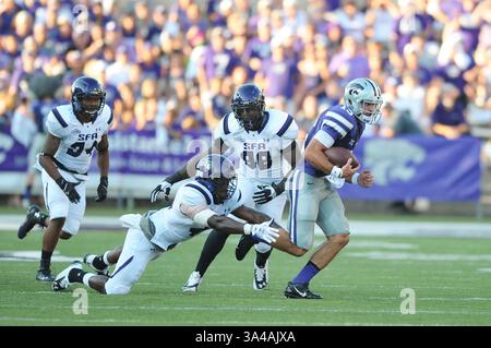30. August 2014 - Manhattan, Kansas, USA - 30. August 2014: Kansas State Wildcats Quarterback Jake Waters (15) spielt während des NCAA Football-Spiels zwischen Stephen F. Austin und Kansas State im Bill Snyder Family Stadium in Manhattan, Kansas. Kendall Shaw/CSM(Bild: © Kendall Shaw/Cal Sport Media/ZUMAPRESS.com) Stockfoto