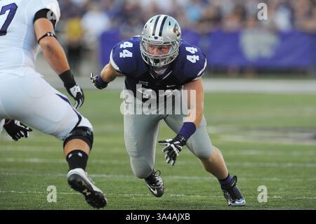 30. August 2014 - Manhattan, Kansas, USA - 30. August 2014: Kansas State Wildcats Defensive End Ryan Mueller (44) nimmt während des NCAA Football-Spiels zwischen Stephen F. Austin und Kansas State im Bill Snyder Family Stadium in Manhattan, Kansas, einen Blick auf die QB. Kendall Shaw/CSM(Bild: © Kendall Shaw/Cal Sport Media/ZUMAPRESS.com) Stockfoto