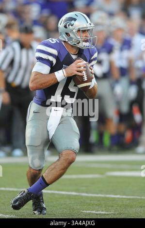30. August 2014 - Manhattan, Kansas, USA - 30. August 2014: Kansas State Wildcats Quarterback Jake Waters (15) in Aktion während des NCAA Football Spiels zwischen Stephen F. Austin und Kansas State; im Bill Snyder Family Stadium in Manhattan, Kansas. Kendall Shaw/CSM(Bild: © Kendall Shaw/Cal Sport Media/ZUMAPRESS.com) Stockfoto