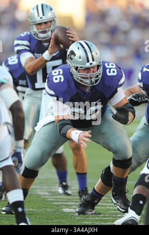 30. August 2014 - Manhattan, Kansas, USA - 30. August 2014: Kansas State Wildcats Offensive Linesman BJ Finney (66) im NCAA Football-Spiel zwischen Stephen F. Austin und Kansas State; im Bill Snyder Family Stadium in Manhattan, Kansas. Kendall Shaw/CSM(Bild: © Kendall Shaw/Cal Sport Media/ZUMAPRESS.com) Stockfoto