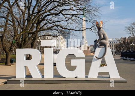 Cat aus dem lettischen Animationsfilm Flow, der einen Oscar auf dem RIGAER Schild in der Nähe des Freiheitsdenkmals in Riga, Lettland, gewann. Stockfoto