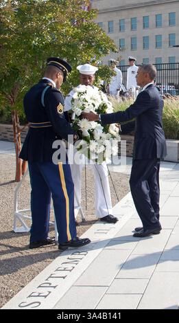11. September 2014 - Washington, District of Columbia, Vereinigte Staaten von Amerika - US-Präsident Barack Obama legt einen Kranz im Pentagon anlässlich des 13. Jahrestages der Terroranschläge vom 11. September 2001 in Washington, Donnerstag, 11. September, 2014..Credit: Martin Simon/Pool über CNP (Credit Image: © Martin Simon/CNP/ZUMAPRESS.com) Stockfoto