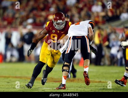 27. September 2014 USC Trojans Defensive End Leonard Williams #94 sackt Oregon State Beavers Quarterback Sean Mannion #4 während des NCAA Football Spiels zwischen den Oregon State Beavers und den USC Trojans im Coliseum in Los Angeles, Kalifornien. Charles Baus/CSM(Credit Image: © Charles Baus/Cal Sport Media/ZUMAPRESS.com) Stockfoto