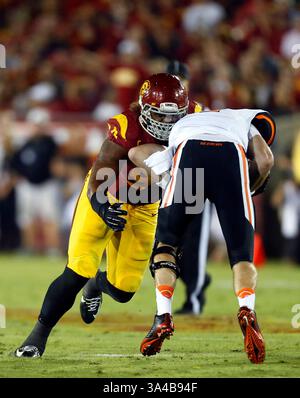 27. September 2014 USC Trojans Defensive End Leonard Williams #94 sackt Oregon State Beavers Quarterback Sean Mannion #4 während des NCAA Football Spiels zwischen den Oregon State Beavers und den USC Trojans im Coliseum in Los Angeles, Kalifornien. Charles Baus/CSM(Credit Image: © Charles Baus/Cal Sport Media/ZUMAPRESS.com) Stockfoto