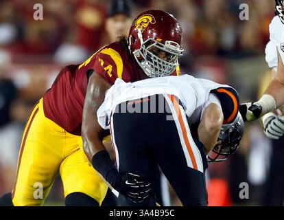 27. September 2014 USC Trojans Defensive End Leonard Williams #94 sackt Oregon State Beavers Quarterback Sean Mannion #4 während des NCAA Football Spiels zwischen den Oregon State Beavers und den USC Trojans im Coliseum in Los Angeles, Kalifornien. Charles Baus/CSM(Credit Image: © Charles Baus/Cal Sport Media/ZUMAPRESS.com) Stockfoto