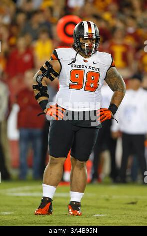 27. September 2014 Oregon State Beavers Defensive gegen Siale HAUTAU #98 während des NCAA Football Spiels zwischen den Oregon State Beavers und den USC Trojans im Coliseum in Los Angeles, Kalifornien. Charles Baus/CSM(Credit Image: © Charles Baus/Cal Sport Media/ZUMAPRESS.com) Stockfoto