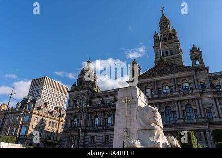 Glasgow City Chambers and Cenotaph: Ein atemberaubendes architektonisches und Memorial Landmark unter einem klaren blauen Himmel Stockfoto