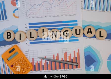 Zweisprachig. Lehrbücher, Schreibwaren und eine Holzstempel auf dem Tisch Stockfoto