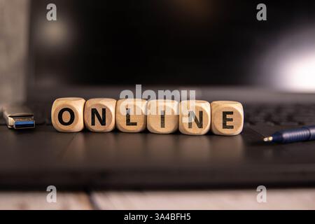 Datenkonzept für die Verarbeitung herunterladen. Daten werden aus dem Cloud-Speicher heruntergeladen. Person, die Laptop mit Downloadleiste auf dem virtuellen Bildschirm zum Herunterladen von Dateien verwendet. Stockfoto