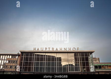 Kölner Bahnhof, koln hbf, mit der Bezeichnung hauptbahnhof. Köln Hauptbahnhof oder Köln Hauptbahnhof Stockfoto