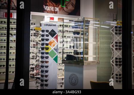 BELGRAD, SERBIEN - 12. OKTOBER 2024: Sonnenbrillen von Polaroid werden in einem Brillengeschäft in Belgrad zum Verkauf angeboten, mit dem Logo der Marke Polaroid. Stockfoto