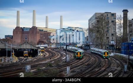 Eisenbahngleise und Battersea Power Station von Ebury Bridge Stockfoto