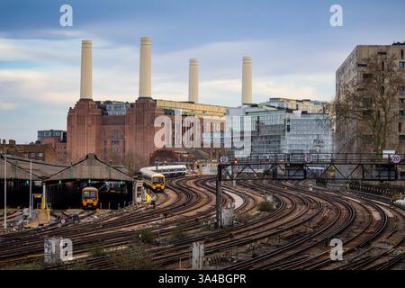 Eisenbahngleise mit Battersea Power Station von Ebury Bridge Stockfoto