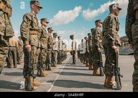 San Diego, Kalifornien, USA. März 2025. Frantz Gaillou, Senior Drill Instructor bei der Golf Company, 2nd Recruit Training Battalion, inspiziert Rekruten während einer ersten Bohrveranstaltung im Marine Corps Recruit Depot San Diego, Kalifornien, 7. März 2025. Die erste Bewertung der Übungen testet die Fähigkeit jedes Platoons, zuzuhören und auf die Befehle des Bohrlehrers zu reagieren, und dient als Demonstration der Disziplin und des Aufsehens des Korps. (Kreditbild: © U.S. Marines/ZUMA Press Wire) NUR REDAKTIONELLE VERWENDUNG! Nicht für kommerzielle ZWECKE! Stockfoto