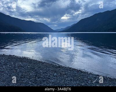 Abendblick auf den Lake Crescent im Olympic National Park Washington. Schwere weiße Wolken am Himmel spiegeln sich im Wasser des Sees. Berge Stockfoto