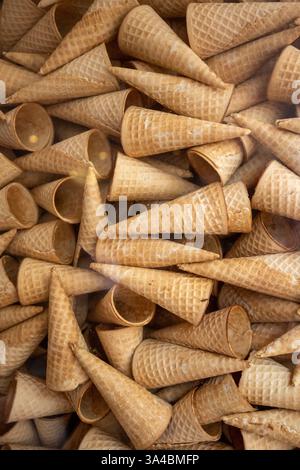 Viele Eiswaffelkegel. Hintergrundstruktur Stockfoto