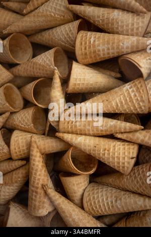 Viele Eiswaffelkegel. Hintergrundstruktur Stockfoto