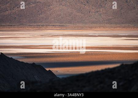Blick auf das Badwater Basin im Death Valley National Park, Kalifornien. Stockfoto