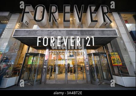 New York, USA. März 2025. Blick auf das Bekleidungsgeschäft Forever 21 am Times Square, während sich das Unternehmen darauf vorbereitet, alle 354 Standorte bis zum 1. Mai zu schließen, New York, NY, 18. März 2025. F21 OpCo, der Betreiber von Forever 21, kündigte Anfang der Woche den Konkurs von Kapitel 11 an. (Foto: Anthony Behar/SIPA USA) Credit: SIPA USA/Alamy Live News Stockfoto