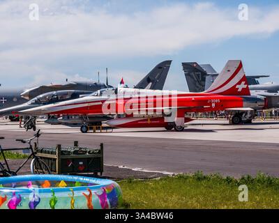 Belin, Deutschland - 11. Juni 2010: Patrouille Suisse Northrop F-5E Tiger II auf der Berliner Flugschau (ILA) 2010 Stockfoto
