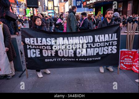 New York, USA. März 2025. Die Demonstranten versammeln sich gegen die erneuten Angriffe Israels im Gazastreifen, die rund 400 Tote forderten. Quelle: M. Stan Reaves/Alamy Live News Stockfoto