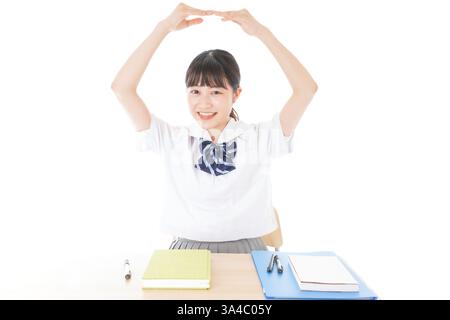 Schulmädchen in Uniform, das die Malu zeigt Stockfoto