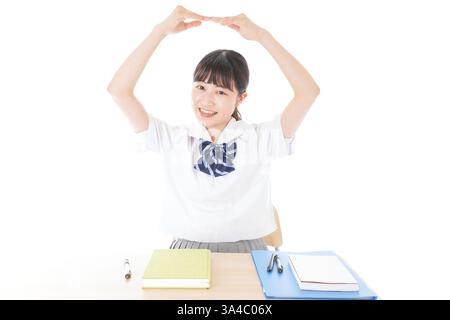 Schulmädchen in Uniform, das die Malu zeigt Stockfoto