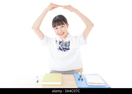 Schulmädchen in Uniform, das die Malu zeigt Stockfoto