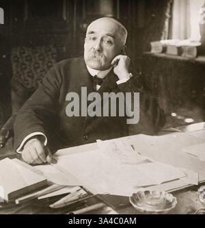 Paris, Frankreich: GEORGES CLEMENCEAU (* 1841.–24. November 1929) war ein französischer Staatsmann, Arzt und Journalist. Von 1906 bis 1909 war er Premierminister Frankreichs und von 1917 bis 1920. Er führte Frankreich im letzten Jahr des Ersten Weltkriegs an und war eine der Hauptstimmen hinter dem Vertrag von Versailles. Wegen seiner Entschlossenheit als Kriegsführer wird er häufig als Le Tigre (der Tiger) und Pere-la-Victoire (Vater Victoire) bezeichnet. Exaktes Datum unbekannt. (Kreditbild: © BuyEnlarge/ZUMAPRESS.com) Stockfoto