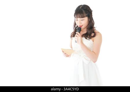 Braut spricht am Mikrofon Stockfoto