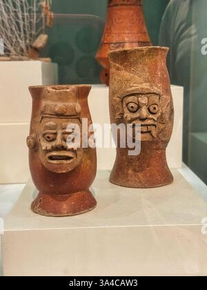 Maya-Weihrauchbrenner oder -Pfannen aus Keramik oder Keramik in anthropomorphen Designs übernatürlicher Wesen im Museo de Maya, Cancun, Mexiko Stockfoto