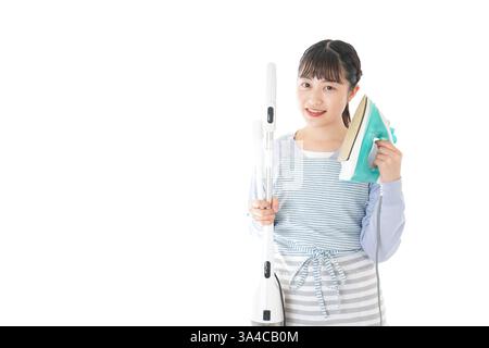Junge Hausfrau macht Hausarbeit Stockfoto