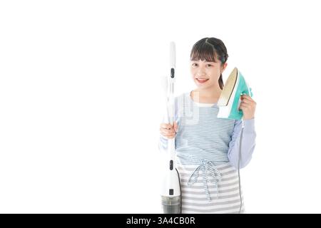 Junge Hausfrau macht Hausarbeit Stockfoto