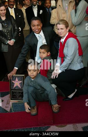 17. Januar 2002 - CUBA GOODING Jr... MIT HOLLYWOOD WALK OF FAME STAR GEEHRT. CUBA GOODING JR. MIT EHEFRAU SARA KAPFER. UND SOHN MASON UND SPENCER. FITZROY BARRETT / 17.01.2002 K23830FB (D) (Kredit-Bild: © Globe Photos/ZUMAPRESS.com) Stockfoto