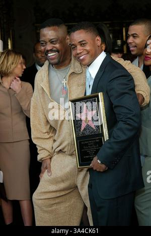 17. Januar 2002 - CUBA GOODING Jr... MIT HOLLYWOOD WALK OF FAME STAR GEEHRT. CUBA GOODING JR. UND SEINEM VATER CUBA GOODING. FITZROY BARRETT / 17.01.2002 K23830FB (D) (Kredit-Bild: © Globe Photos/ZUMAPRESS.com) Stockfoto