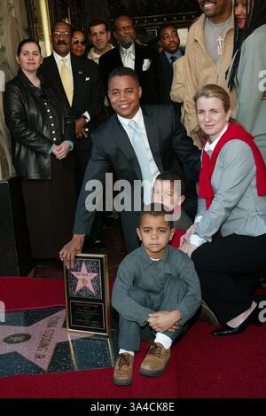 17. Januar 2002 - CUBA GOODING Jr... MIT HOLLYWOOD WALK OF FAME STAR GEEHRT. CUBA GOODING JR. MIT EHEFRAU SARA KAPFER. UND SOHN MASON UND SPENCER. FITZROY BARRETT / 17.01.2002 K23830FB (D) (Kredit-Bild: © Globe Photos/ZUMAPRESS.com) Stockfoto