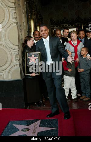 17. Januar 2002 - CUBA GOODING Jr... MIT HOLLYWOOD WALK OF FAME STAR GEEHRT. CUBA GOODING JR. MIT FAMILIE IN HINTERGRUND. FITZROY BARRETT / 17.01.2002 K23830FB (D) (Kredit-Bild: © Globe Photos/ZUMAPRESS.com) Stockfoto