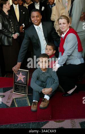 17. Januar 2002 - CUBA GOODING Jr... MIT HOLLYWOOD WALK OF FAME STAR GEEHRT. CUBA GOODING JR. MIT EHEFRAU SARA KAPFER. UND SOHN MASON UND SPENCER. FITZROY BARRETT / 17.01.2002 K23830FB (D) (Kredit-Bild: © Globe Photos/ZUMAPRESS.com) Stockfoto
