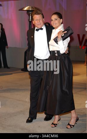 24. März 2002 - Hollywood, CA, USA - K24526AR: VANITY FAIR OSCAR PARTY 2002AT MORTONS IN WEST HOLLYWOOD, CA. 24.03.2002. ANDREA RENAULT / 2002.RYAN O' Neal und ALI MACGRAW(Credit Image: © Globe Photos/ZUMAPRESS.com) Stockfoto