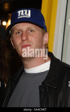 30. März 2002 - Hollywood, CA, USA - K24567AG: MICHAEL RAPAPORT und BRAD ROWE wird HOST '' Fundstücke '' und exklusive Ausstellung der Multi-Media-Arbeit der Schauspieler/Autor/Regisseur/Künstler SHANE EDELMAN. DON O'MELVENEY GALLERY, BEVERLY HILLS, CA 03/30/2002.MICHAEL RAPARORT. AMY GRÄBER / 2002. (D) (Kredit-Bild: © Globe Photos/ZUMAPRESS.com) Stockfoto