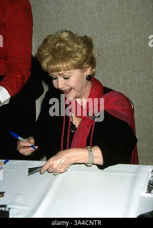10. April 2002 - Hollywood, CA, USA - K24638EG: HOLLYWOOD Sammler zeigen. HOTEL BEVERLY GARLAND, NORTH HOLLYWOOD, CA 04/06/2002.DEBBIE REYNOLDS. POTO von ED GELLER / 2002 (Kredit-Bild: © Globe Photos/ZUMAPRESS.com) Stockfoto