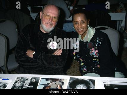 10. April 2002 - Hollywood, CA, USA - K24638EG: HOLLYWOOD Sammler zeigen. HOTEL BEVERLY GARLAND, NORTH HOLLYWOOD, CA 04/06/2002.MARLA GIBBS UND NED WERTIMER. POTO von ED GELLER / 2002 (Kredit-Bild: © Globe Photos/ZUMAPRESS.com) Stockfoto
