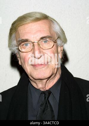 24. November 2002 - Beverly Hills, CALIFORNIA, USA - MARTIN LANDAU... K27298TR NORBY WALTER 21. PRE-JAHRESURLAUB PARTY. DIE MÖNCH-VEREIN, BEVERLY HILLS, KALIFORNIEN. NOV. 24, 2002. TOM RODRIGUEZ / 2002. (Kredit-Bild: © Globe Photos/ZUMAPRESS.com) Stockfoto