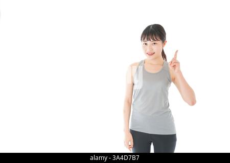 Junge Frau in Sportbekleidung, die Ratschläge gibt Stockfoto