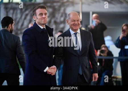 Bundeskanzler Olaf Scholz Re. Begrüßen Sie den französischen Präsidenten Emmanuel Macron bei seiner Ankunft zu Gesprächen im Bundeskanzleramt in Berlin. / Bundeskanzler Olaf Scholz Right begrüßt den französischen Präsidenten Emmanuel Macron zu Gesprächen im Bundeskanzleramt in Berlin. Schnappschuss-Fotografie/F.. Boillot *** Bundeskanzler Olaf Scholz rechts begrüßt französischen Präsidenten Emmanuel Macron bei seiner Ankunft zu Gesprächen im Bundeskanzleramt in Berlin Bundeskanzler Olaf Scholz rechts begrüßt französischen Präsidenten Emmanuel Macron bei seiner Ankunft zu Gesprächen im Bundeskanzleramt i Stockfoto