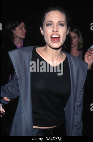23. AUGUST 2007 - K17421TR. MÄDCHEN UNTERBROCHENE PREMIERE CINERAMA DOME HOLLYWOOD CA 12-08-1999. ANGELINA JOLIE. TOM RODRIGUEZ – FOTOS (Foto: © Globe Photos/ZUMAPRESS.com) Stockfoto